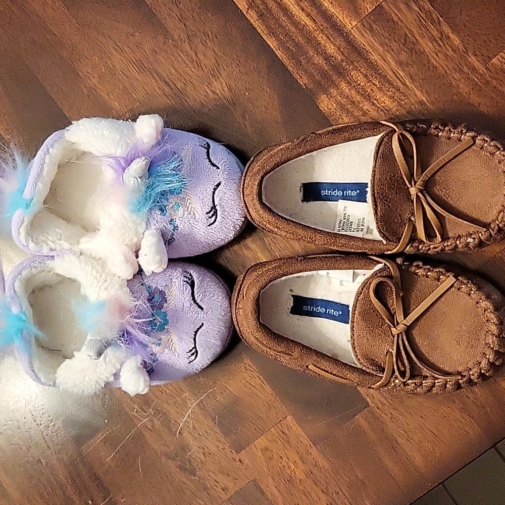 2 pairs of slippers